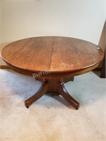 ROUND OAK DINING TABLE WITH PEDESTAL BASE