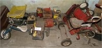 Large group of vintage toys for parts