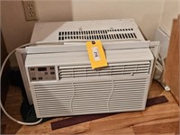 WINDOW AIR CONDITIONER GE W/REMOTE