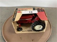 Ertl IH mini-tractor, Blueprint Replica, 1/32