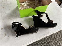 Anna sz 7 1/2 wedge heels in a Crocs box