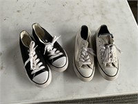 1 pair white Converse sz7 and 1 pair of black