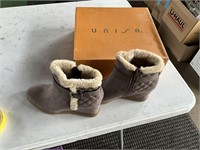Unisa boots sz. 7m w/ original box