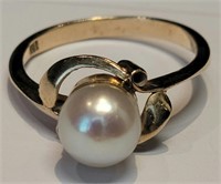 A cultured pearl ring in 18K gold