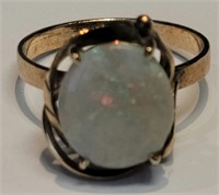 A White opal ring in 14K yellow gold