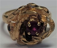 A Ruby ring in 14K yellow gold