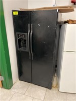 Black Refrigerator/ Freezer