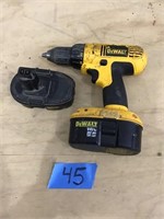 DEWALT 18 VOLT DRILL,  BATTERY