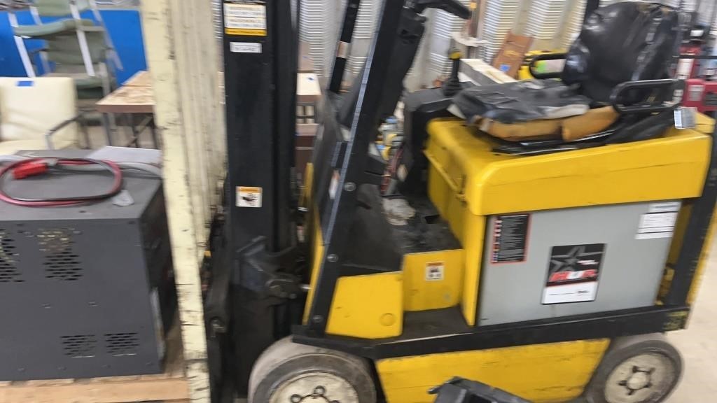 YALE ELECTRIC FORKLIFT W/CHARGER 1955 hrs