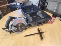 Craftsman  Laser Trac circular saw in case.