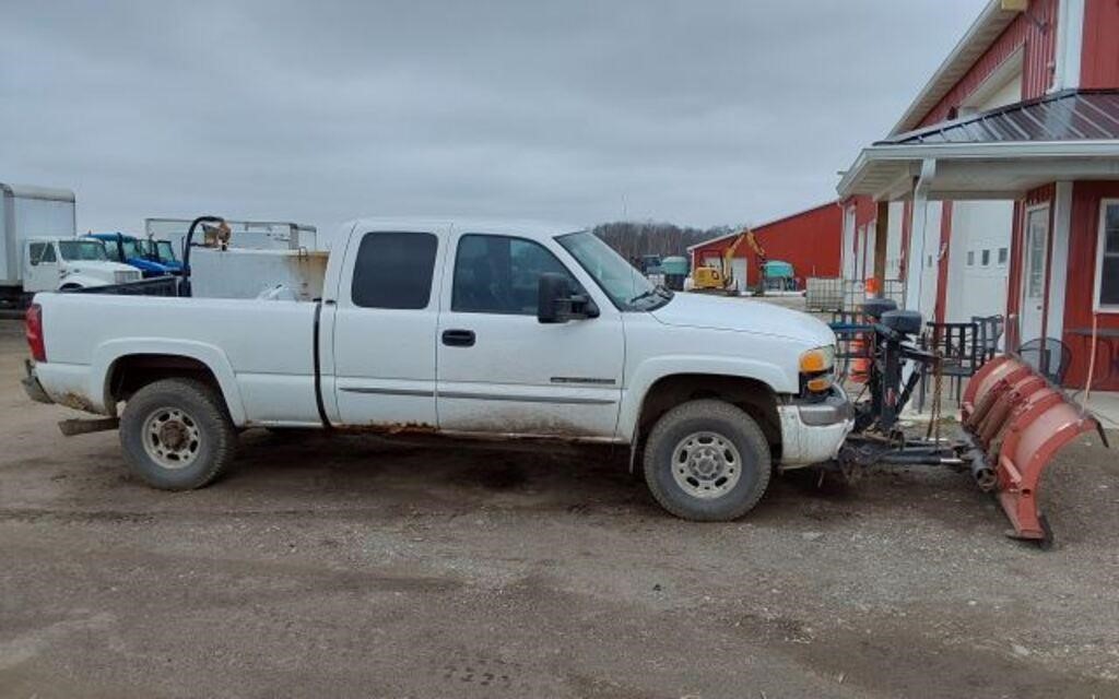 2004 GMC 2500 HD 
4 X 4 
MILES-171,118
VIN#-