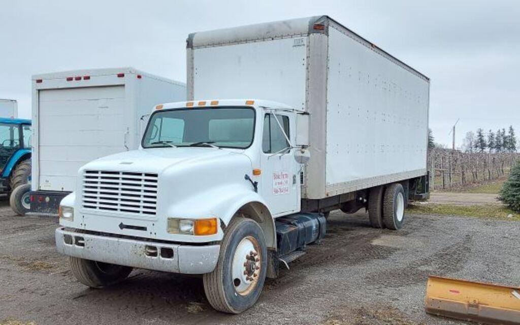 1994 INTERNATIONAL 4900 - BOX TRUCK