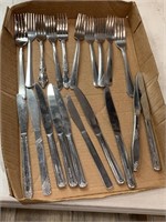 Flatware 10 forks, 10 knives