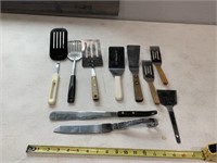 8 spatulas, 2 spreaders,