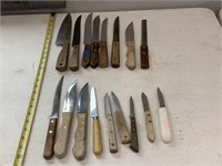 Assortment of 17 knives