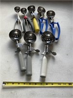 5 Vollrath disher/scoop,2 cookie scoops, 1