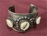 Northwest American Indian silver bracelet w shells