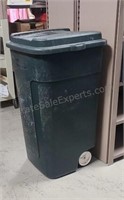 Rubbermaid Roughneck trashcan with lid