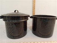 Enamel stock pot with strainer liner