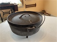 Vintage 10 cast iron Dutch oven