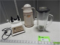Blender and insulated carafe