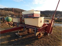 International 800 Cyclo Air 4 row planter; seller