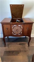 Great Antique / Vintage Phonograph With Hand