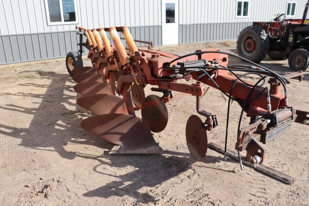 IH 735 Vari-Width 5 bottom plow