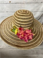 Beach hat with flowers