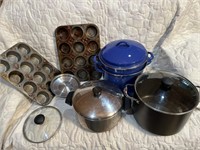 Muffin pans and pots with lids, lids