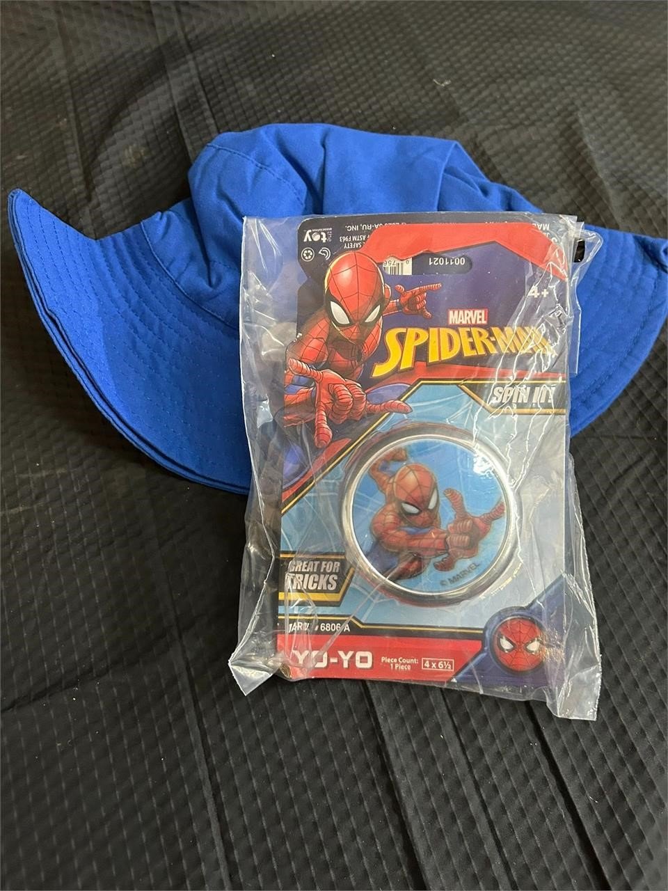 Todler Hat and 2 Marvel Avenger Yo-Yo's