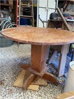 Small round table 2 ft tall 2.5 ft round