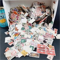 Plusieurs milliers de timbres décollés des USA