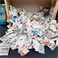 Plusieurs milliers de timbres décollés du CANADA