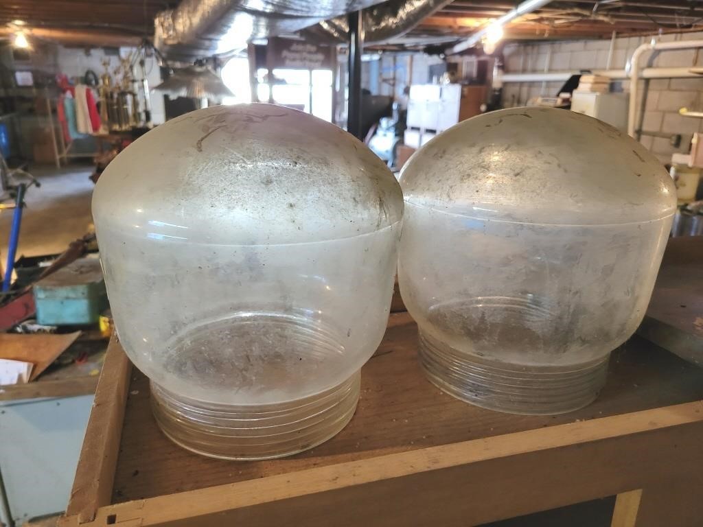 2 GLASS LIGHT GLOBES