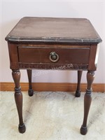 SMALL TABLE WITH DRAWER