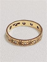 14KT GOLD BAND WITH TINY DIAMONDS INSET
