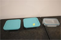 3 Glass pyrex dishes with lids