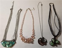 Q - LOT OF COSTUME JEWELRY NECKLACES (104)
