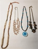 Q - LOT OF COSTUME JEWELRY NECKLACES (105)