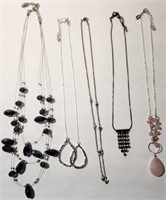 Q - LOT OF COSTUME JEWELRY NECKLACES (113)