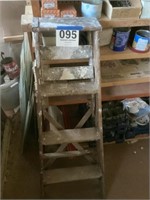 4 foot wooden step ladder