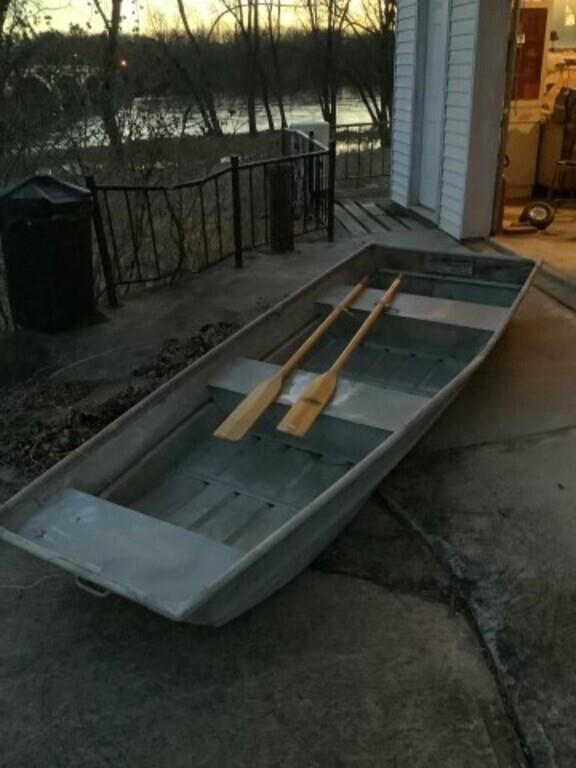 Sears flat bottom aluminum 10’ boat with oars