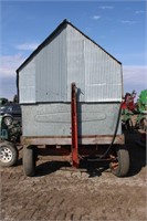 Enclosed feed wagon/barge box