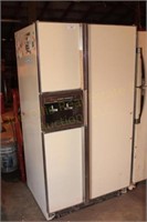 Amana 25 Automatic Refrigerator, Seems To Work As