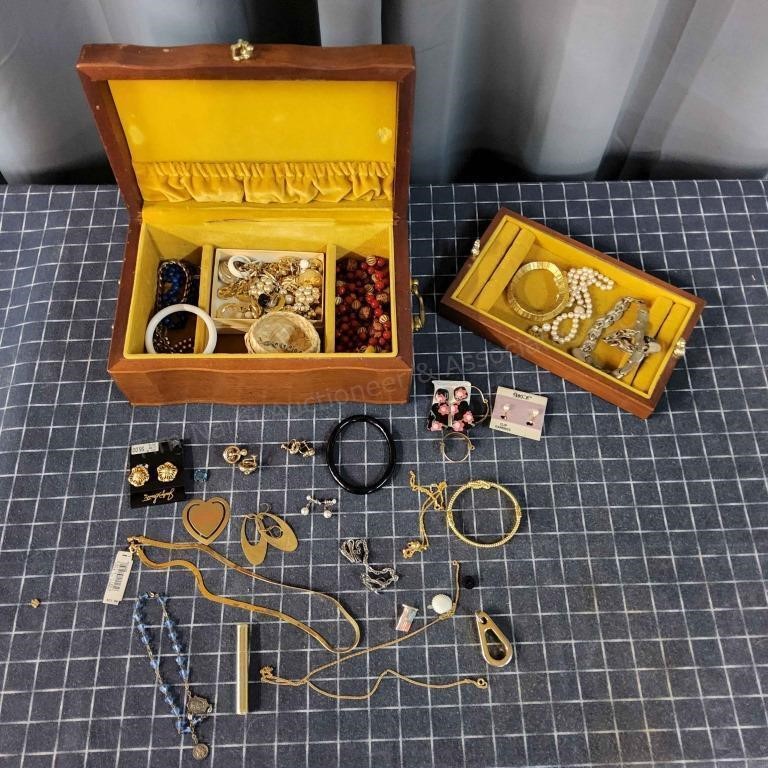R3 40+pc Jewelry Box Costume jewelry assort pieces