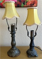 D - LOT OF 2 VINTAGE TABLE LAMPS (B23)