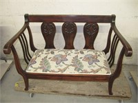 UPHOLSTERED WOODEN SETTEE/BENCH
