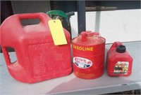 2 plastic gas containers,1metal gas container