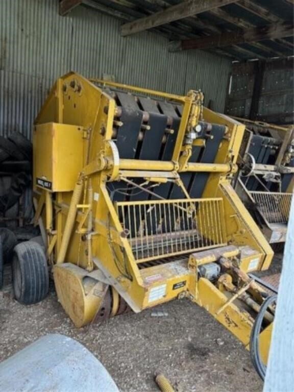 Vermeer 605 F Baler, always stored inside,